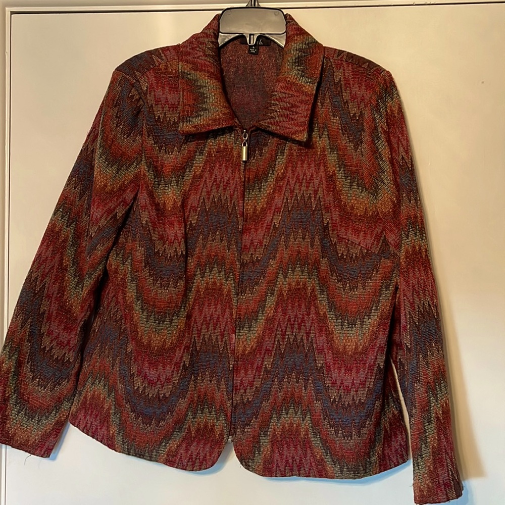 Zip front blazer/jacket of muted fall colors. Unlined. Side pockets. Size L